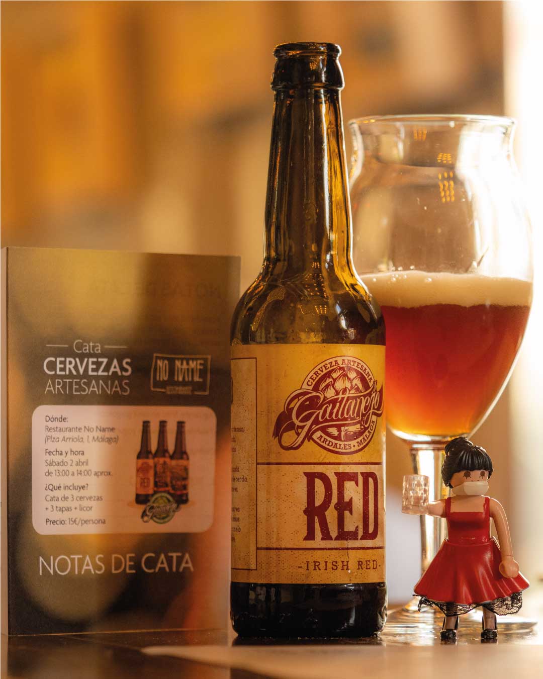 Papelería de la cata de cerveza artesana del restaurante No Name junto a una botella y copa de cerveza