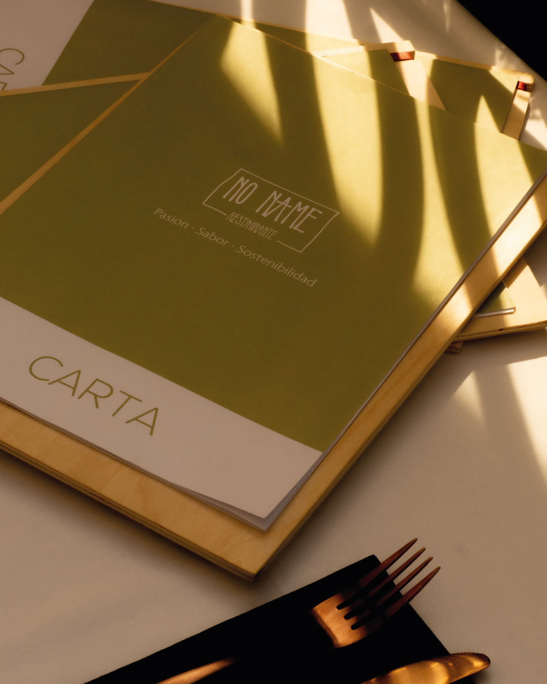 Carta del restaurante No Name en formato A4 con tapas de madera