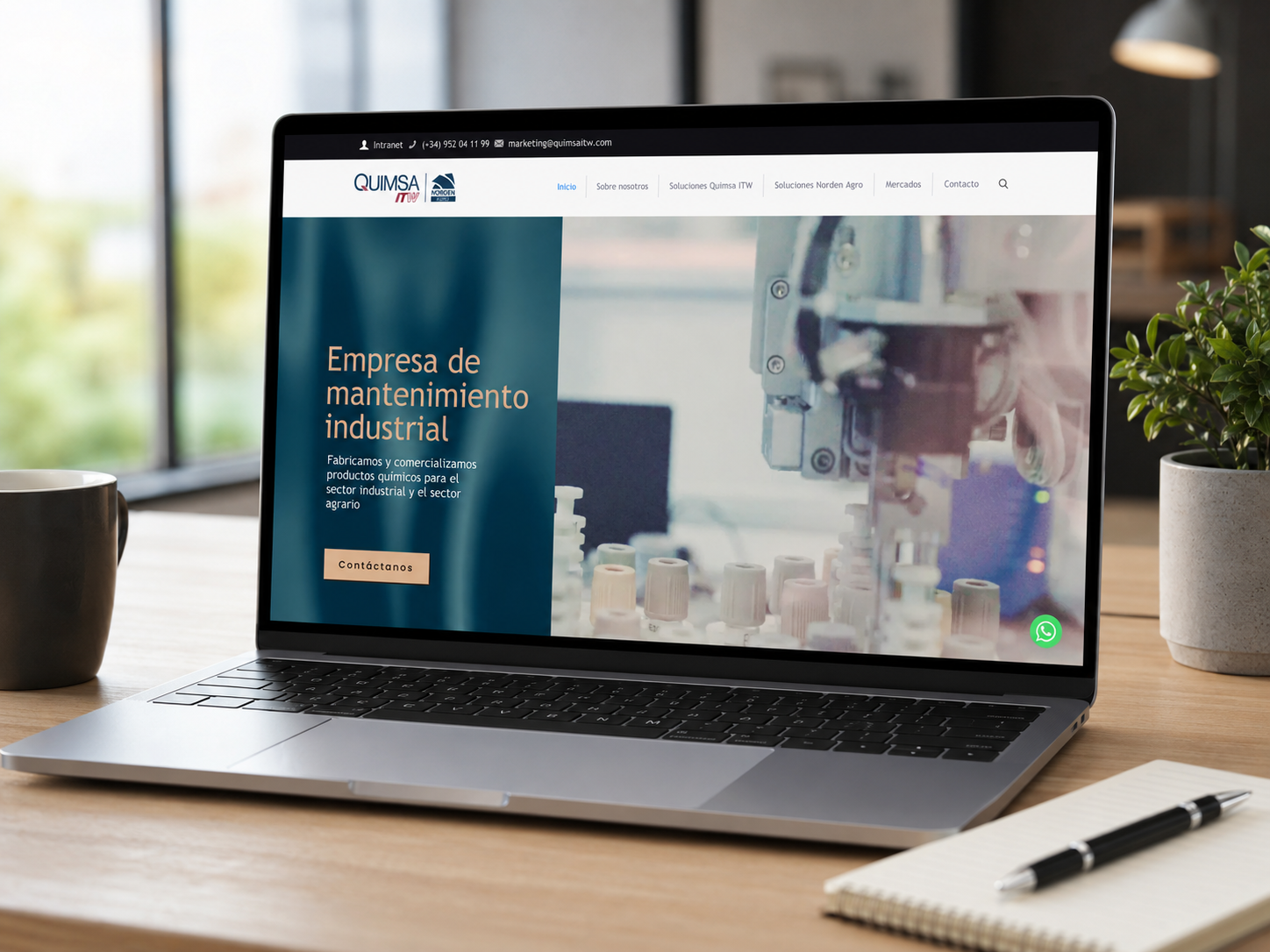 Mockup de la web corporativa de Quimsa ITW en un portátil sobre un escritorio profesional
